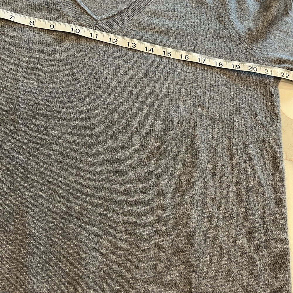 100% Cashmere Men’s V-neck by Halogen. Ribbed along V-neckline, waist & sleeve - Picture 6 of 11